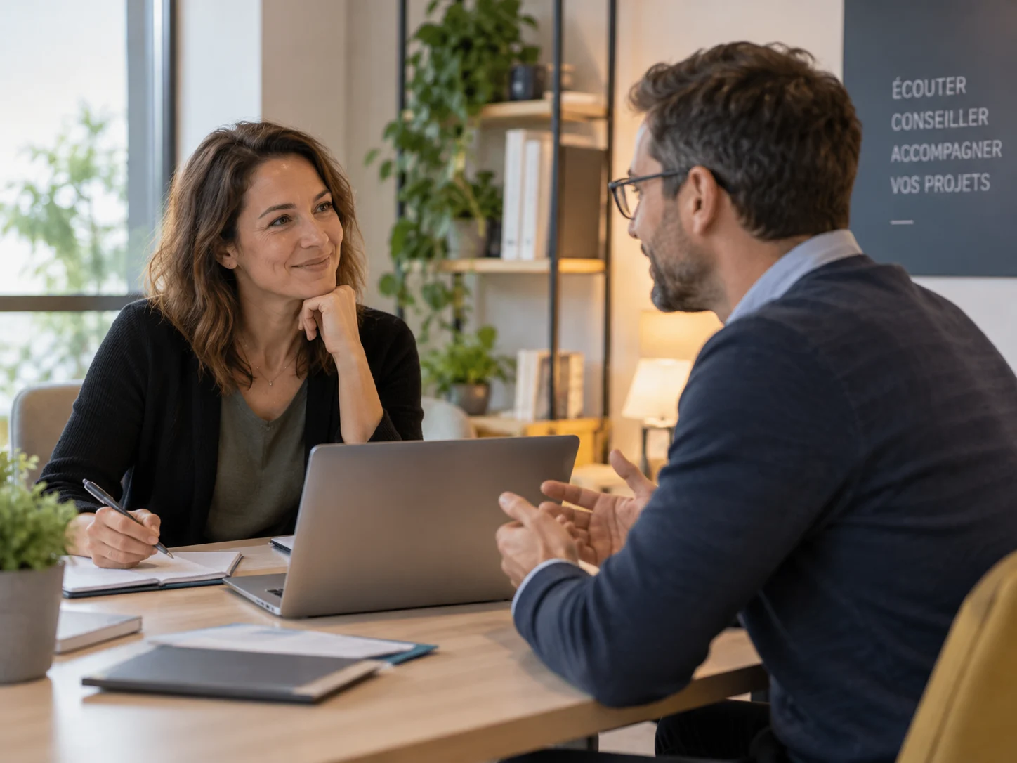 Salariée réalisant un bilan de compétences pour clarifier son projet professionnel